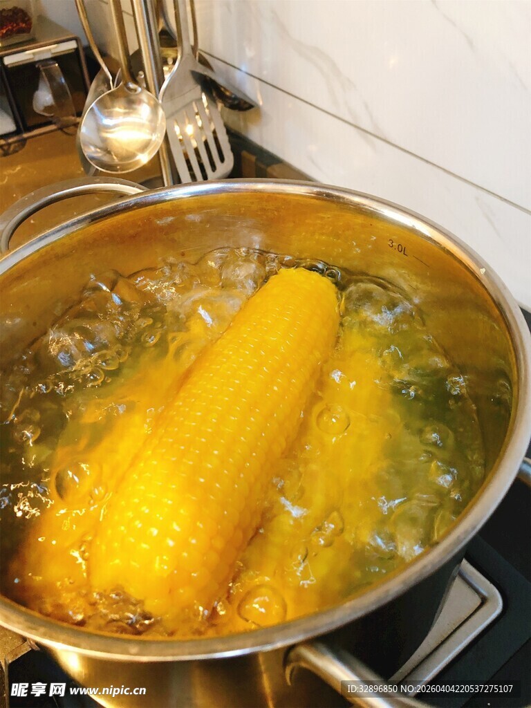 锅中煮玉米