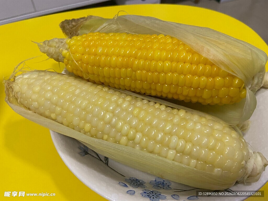 盘中新鲜玉米