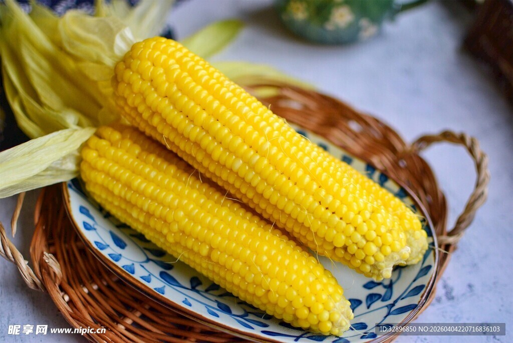 篮中双棒鲜玉米