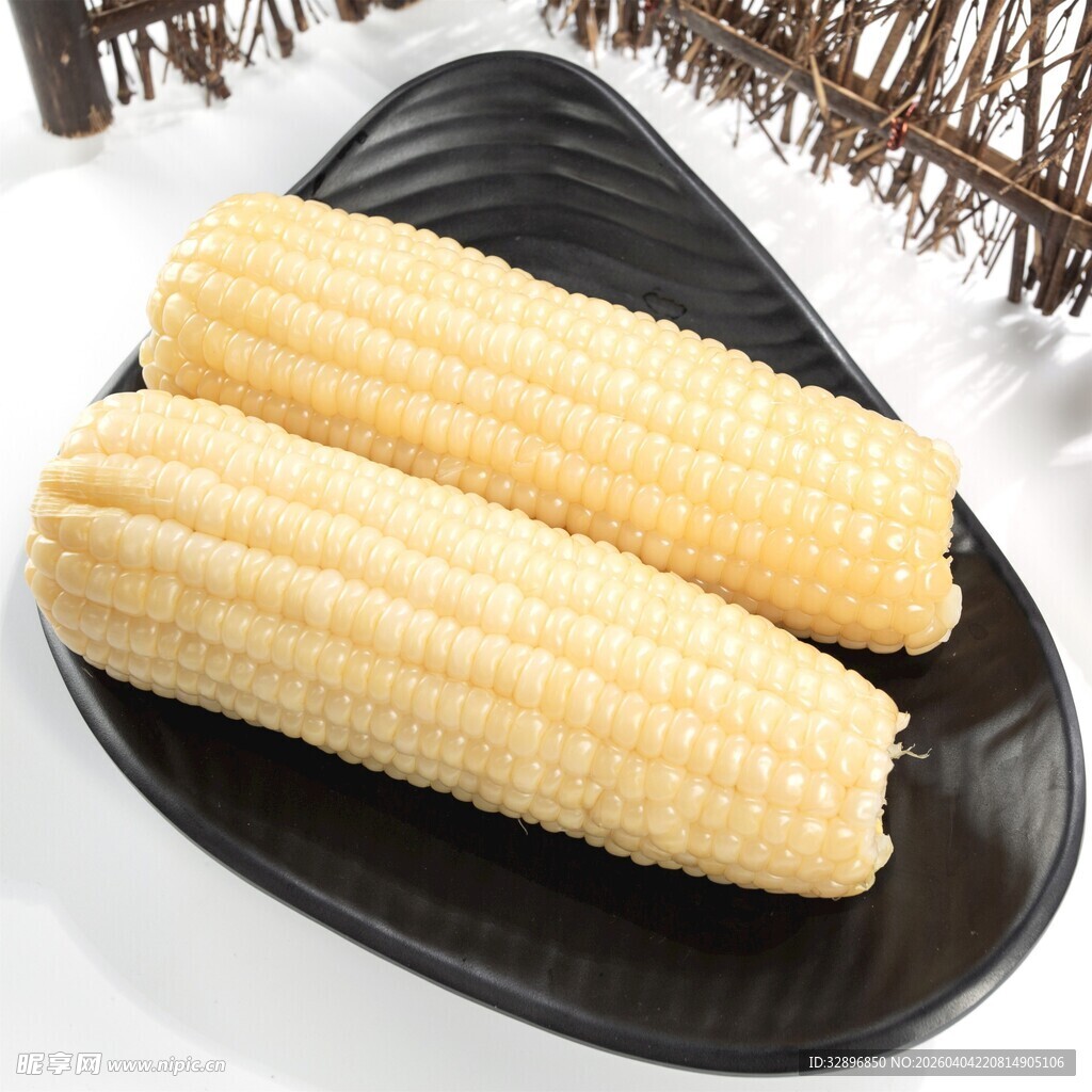 盘中两根鲜玉米