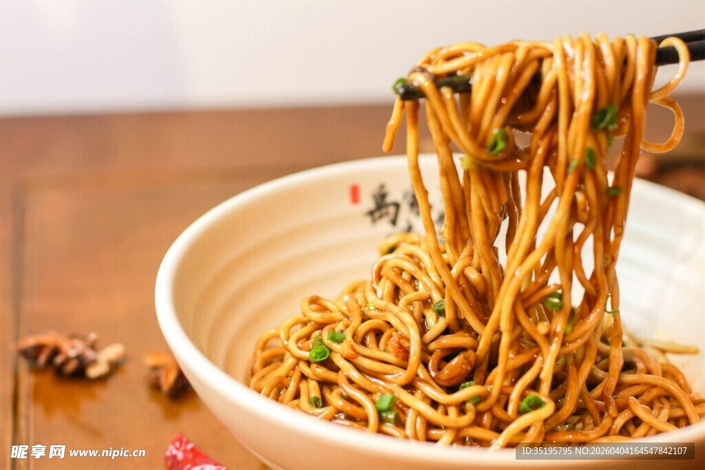 美味拌面被筷子夹起