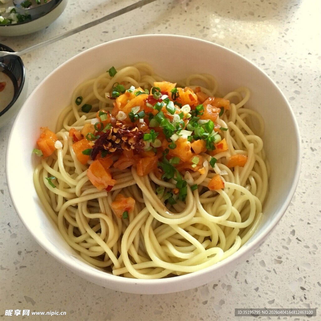 美味蔬菜拌面诱人呈现