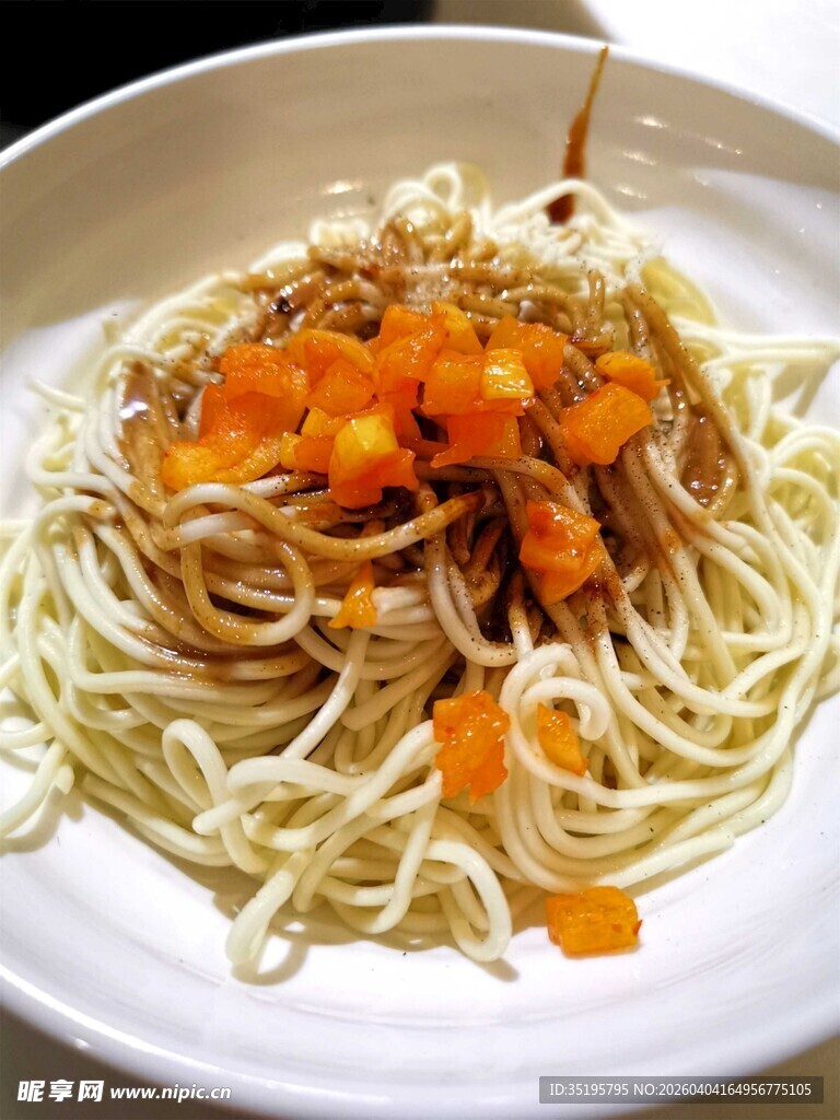 美味胡萝卜肉丝拌面