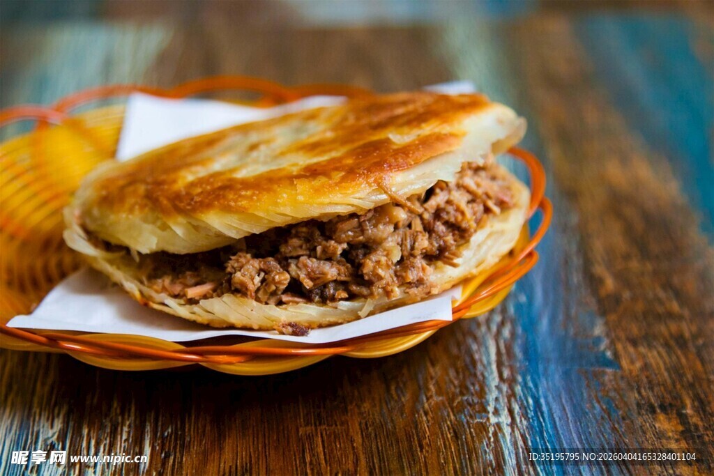 美味肉馅烧饼置于盘中