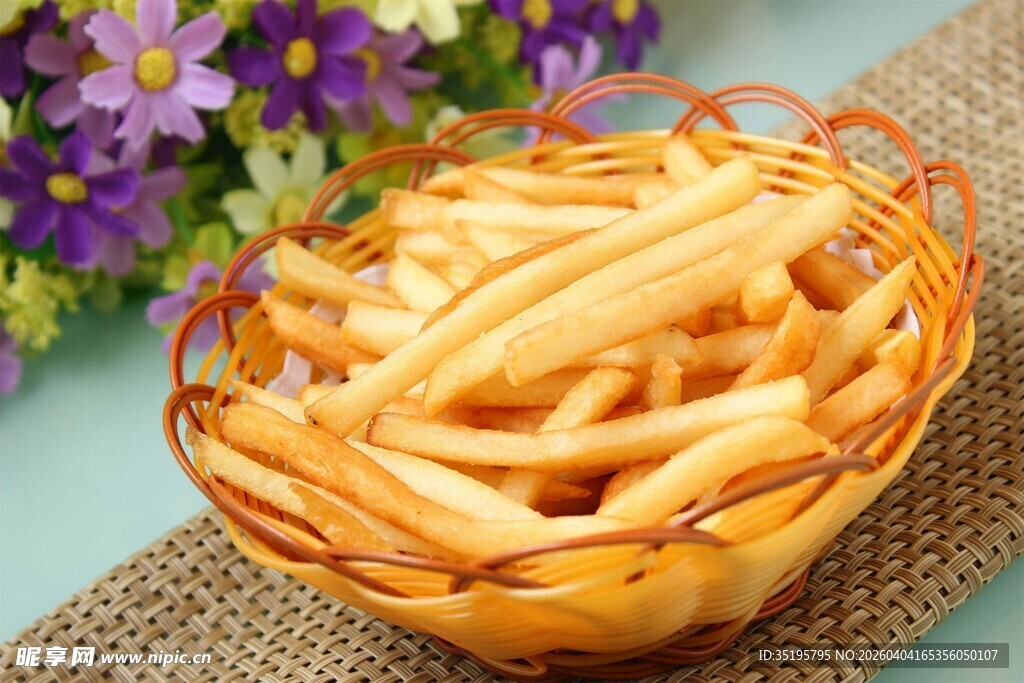 美味金黄薯条摆于篮中