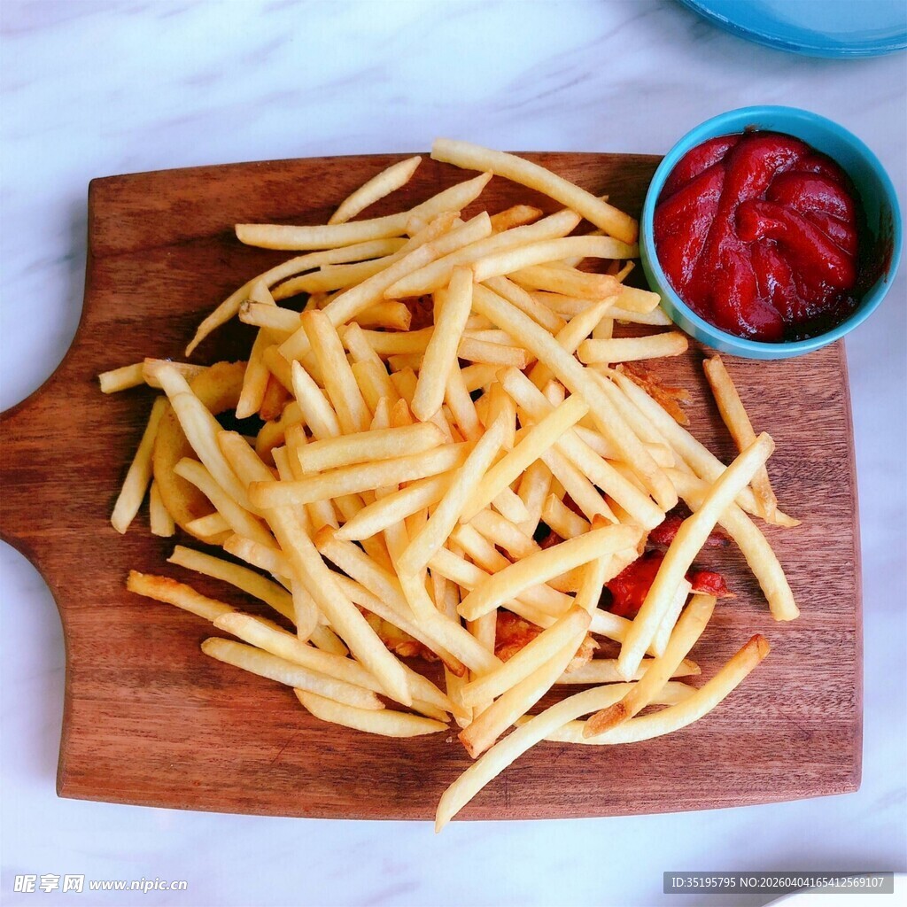 木板上的美味薯条与番茄酱