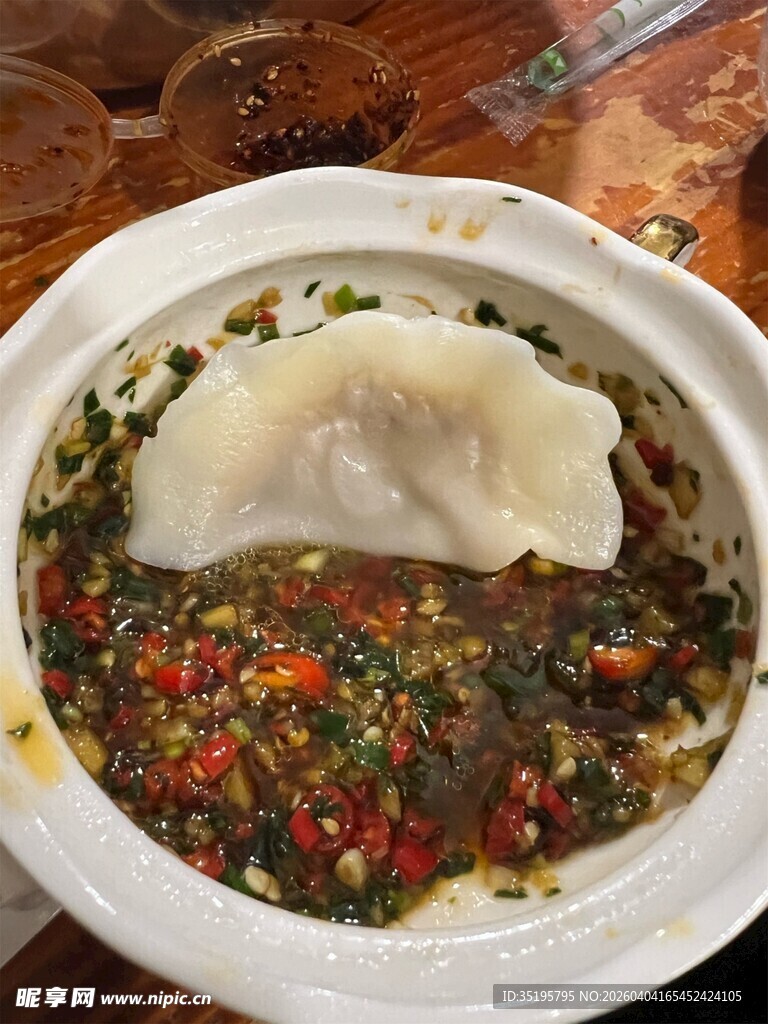 蘸料中的饺子美味诱人