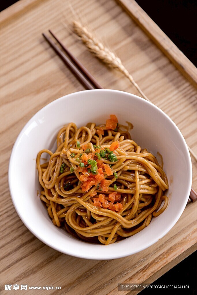 美味拌面置于竹制托盘上