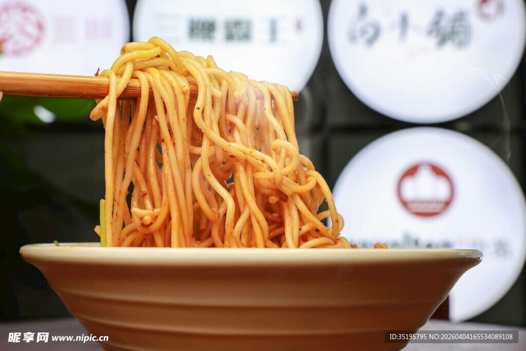 美味拉面被筷子挑起