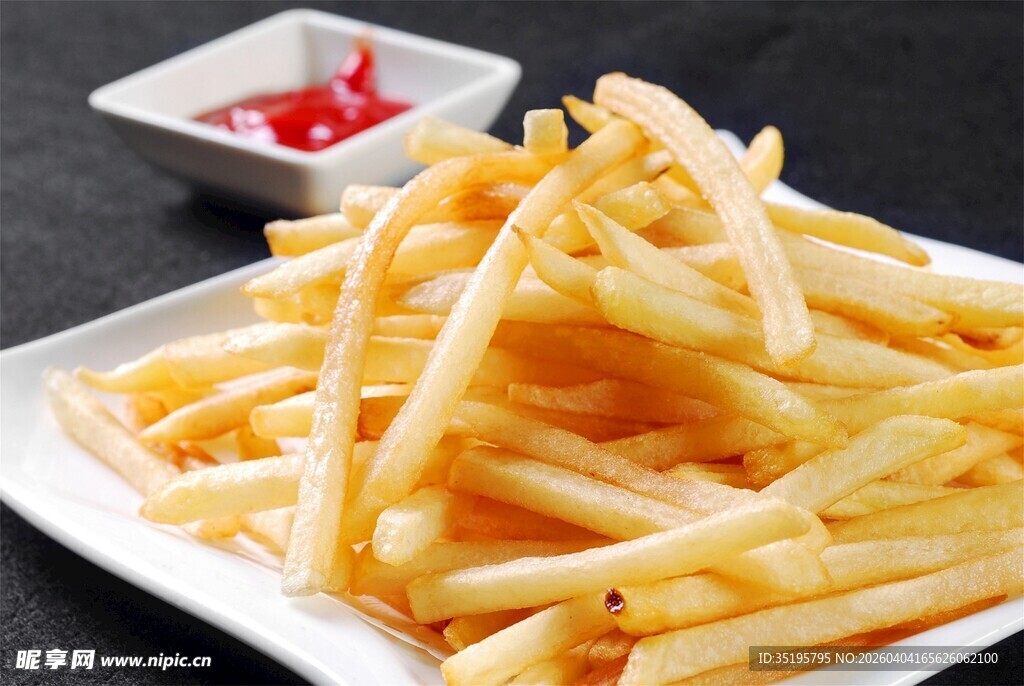 美味金黄薯条搭配番茄酱