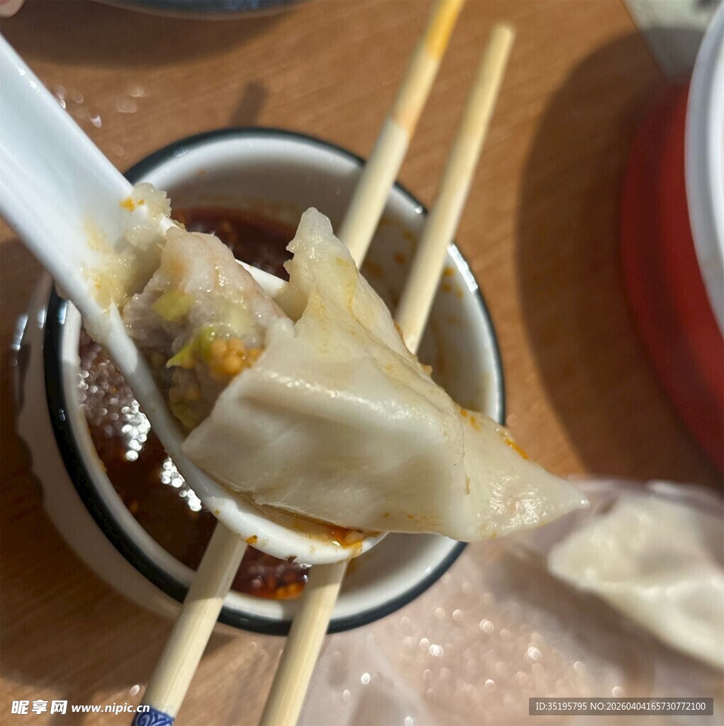 筷子夹起的美味饺子