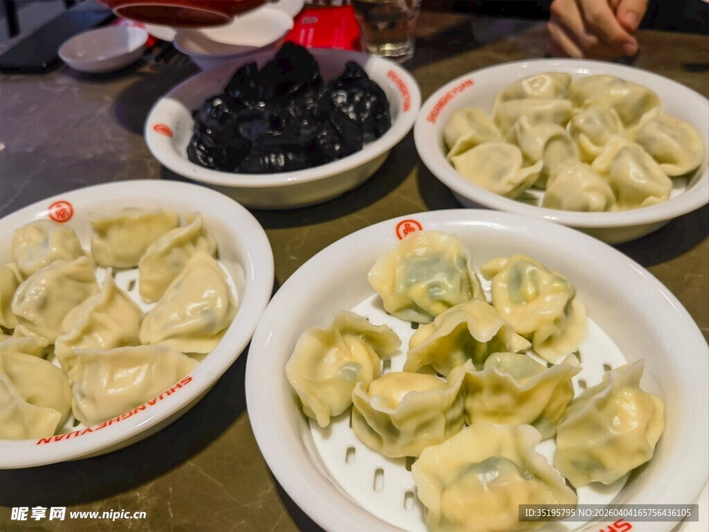 多样美味饺子摆桌展示