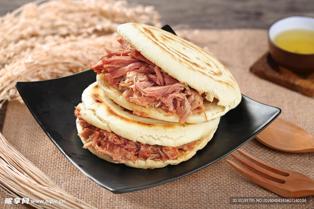 美味肉夹馍堆叠在黑盘上