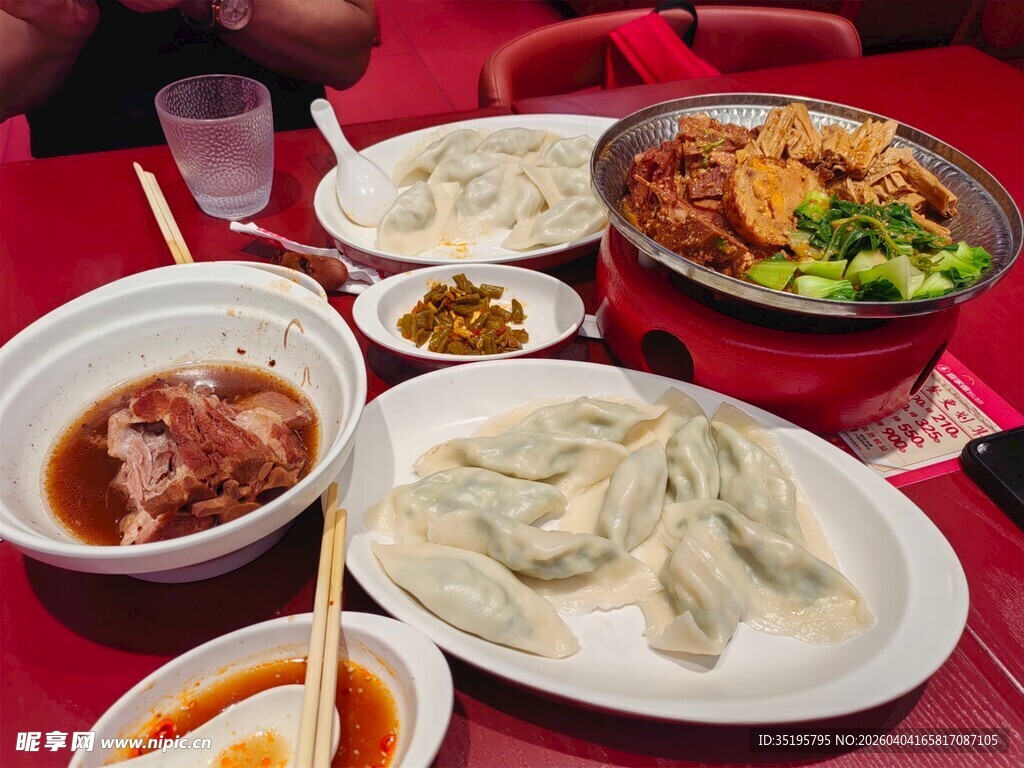 丰盛中式菜肴摆满一桌