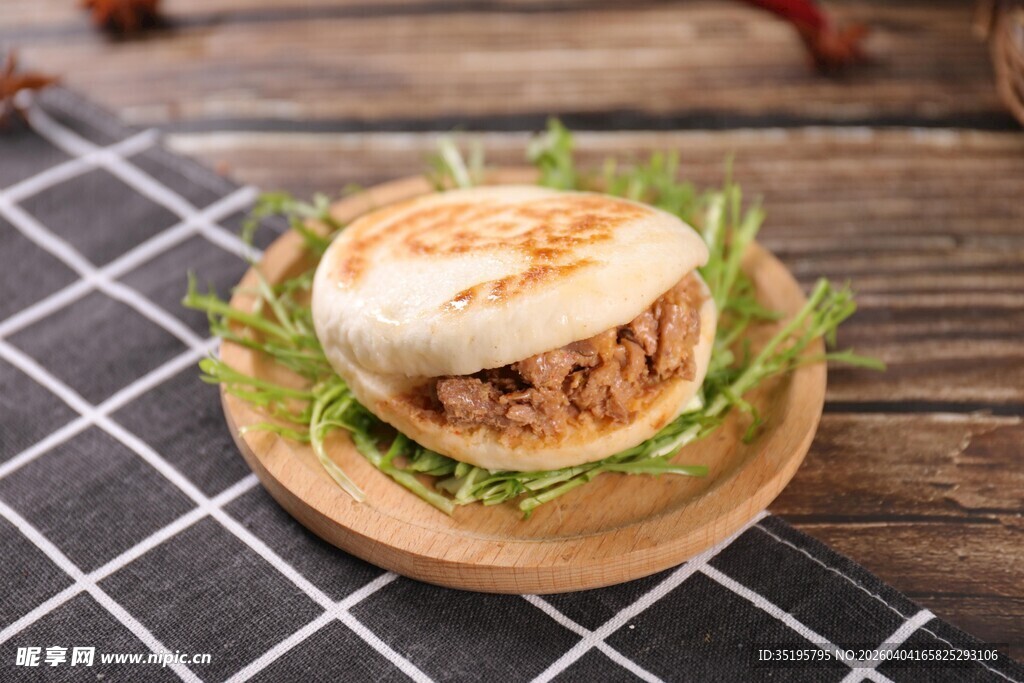 美味肉夹馍置于木盘上