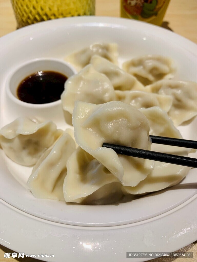 美味饺子配蘸料