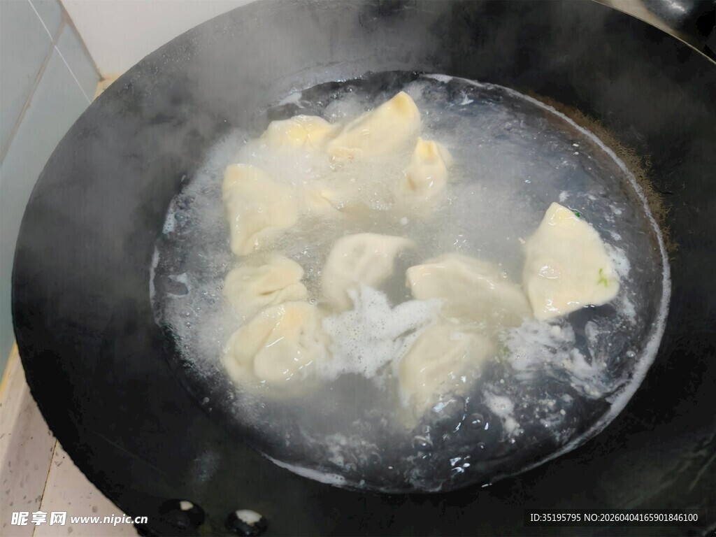 锅中煮制的美味饺子