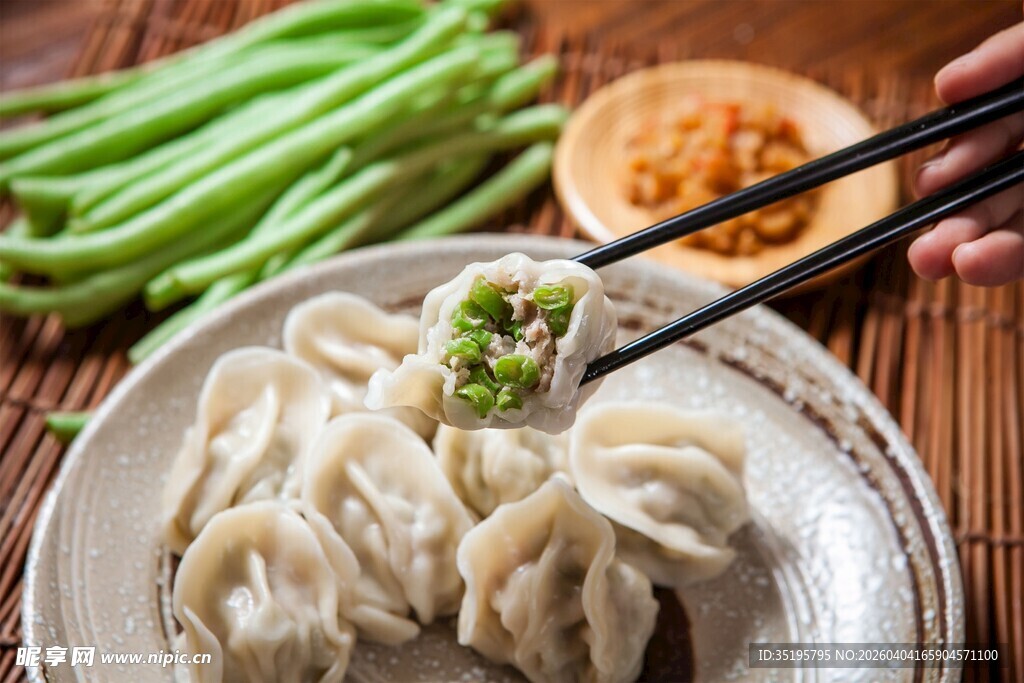 筷子夹起的美味饺子