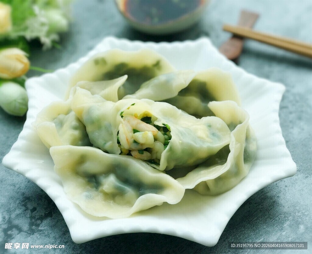 翡翠饺子摆于精致盘中