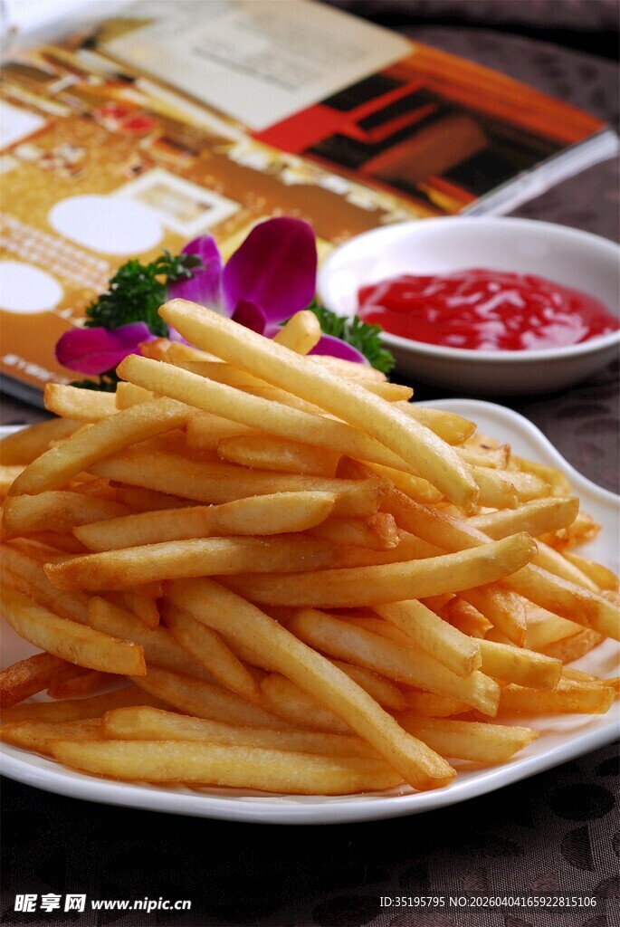 美味金黄薯条搭配小蘸料