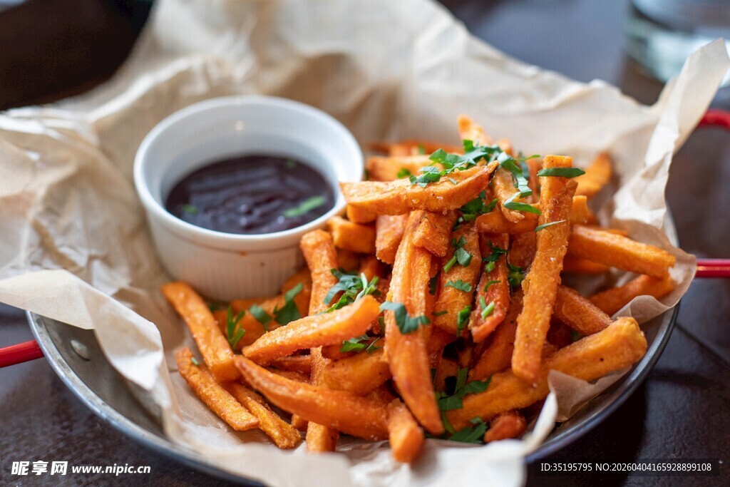 美味红薯条配蘸酱