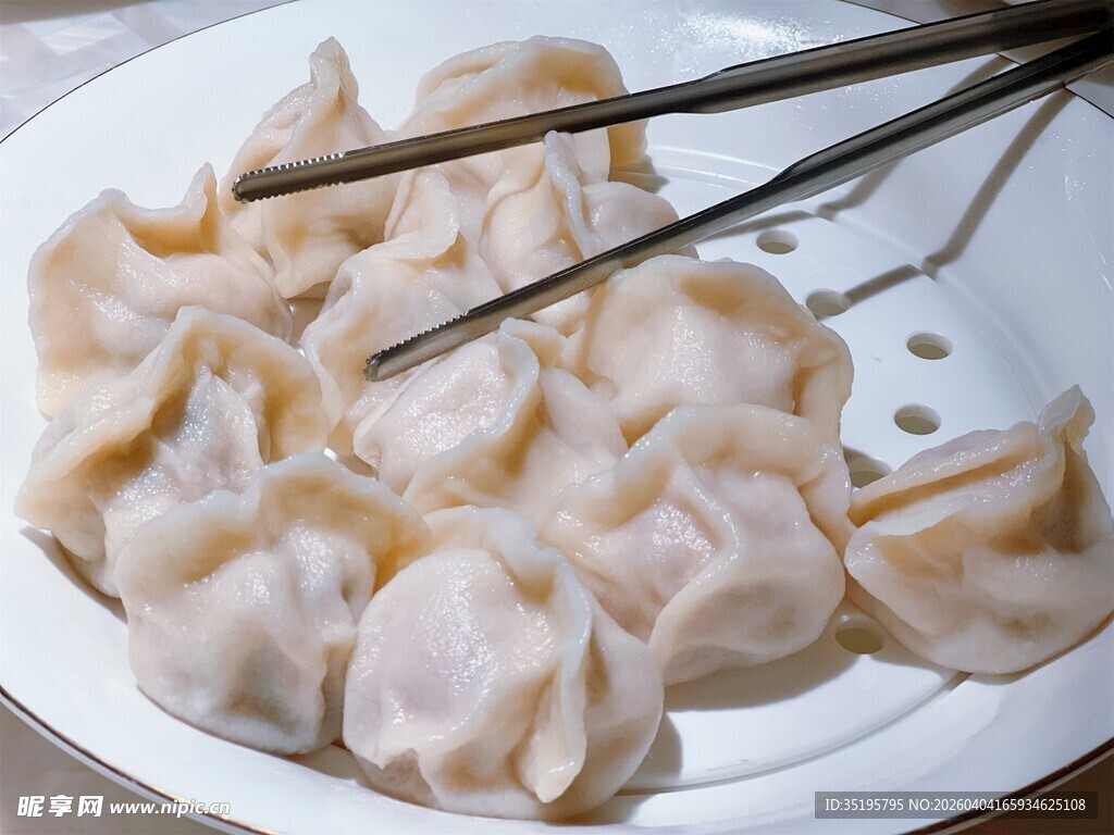 美味饺子摆盘中