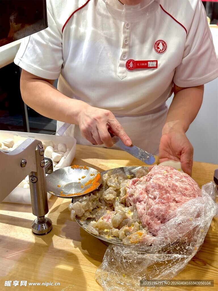 厨师制作肉馅
