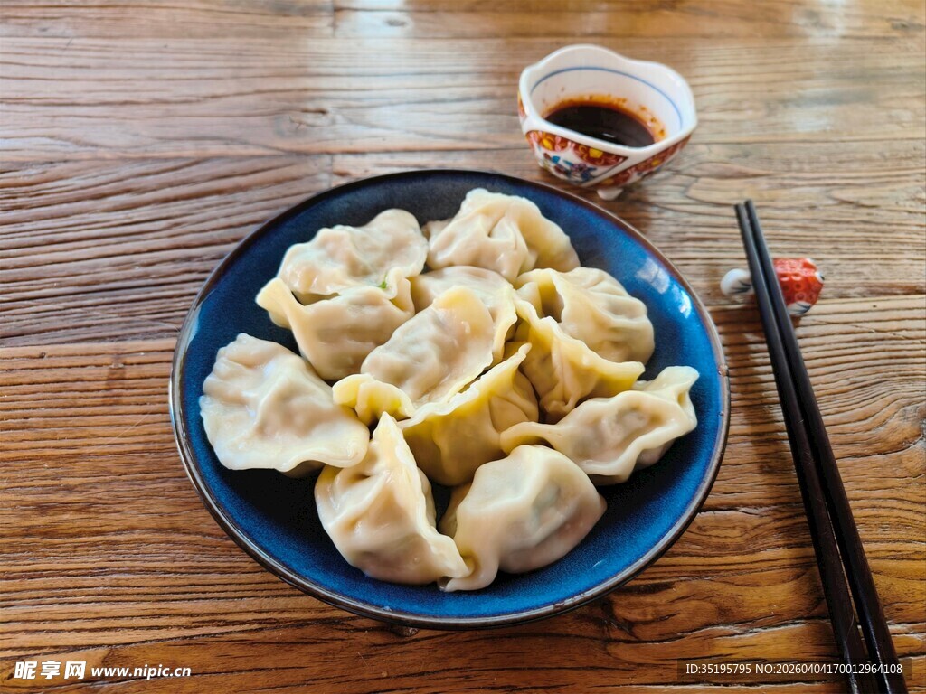 蓝色盘中的美味饺子
