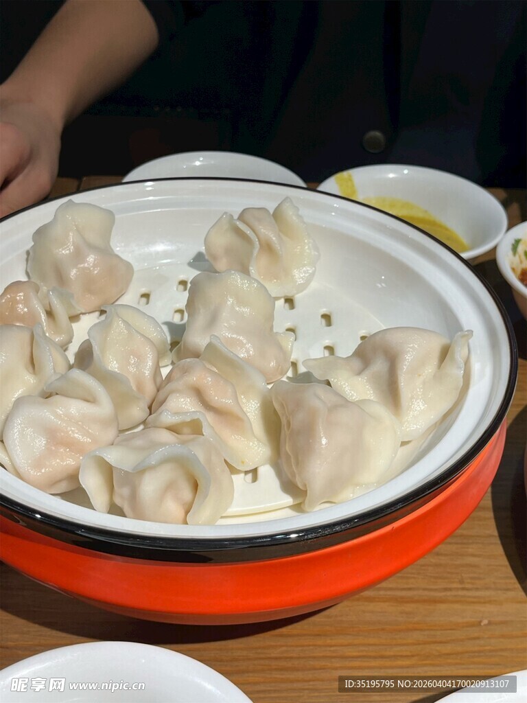 锅中煮着的美味饺子