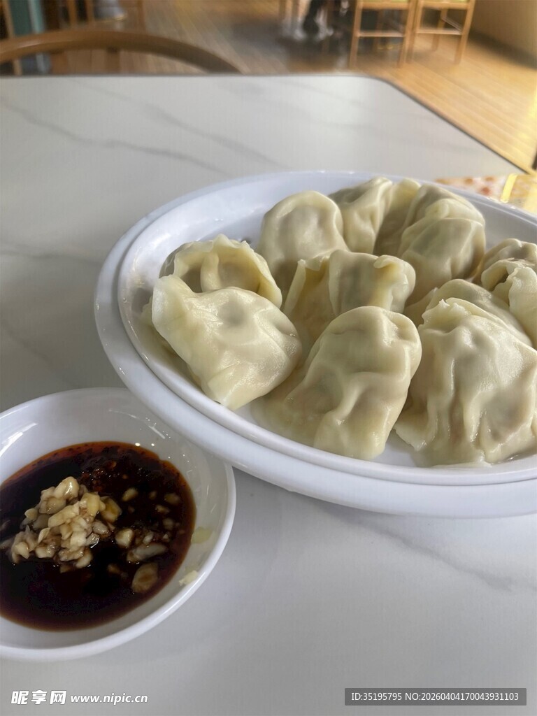 美味饺子配蘸料