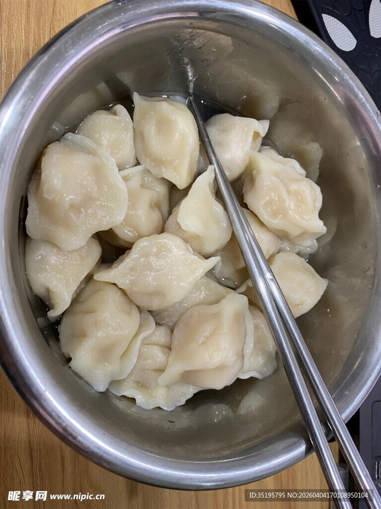 碗中饺子与筷子