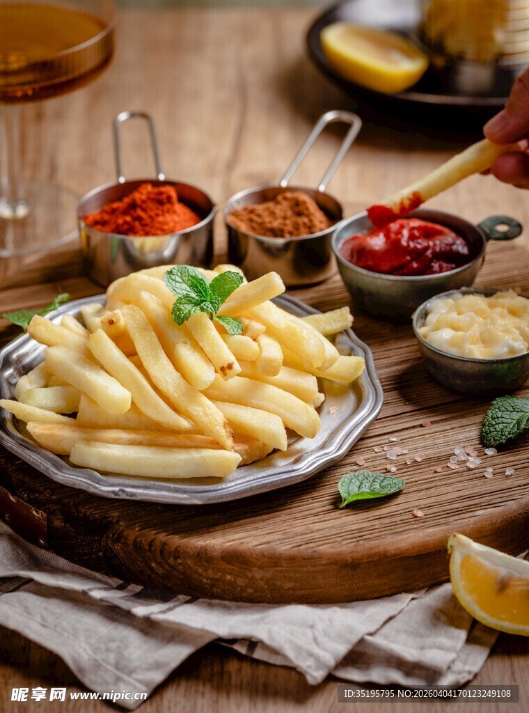 美味薯条搭配多样蘸酱