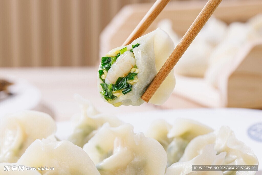 筷子夹起美味饺子
