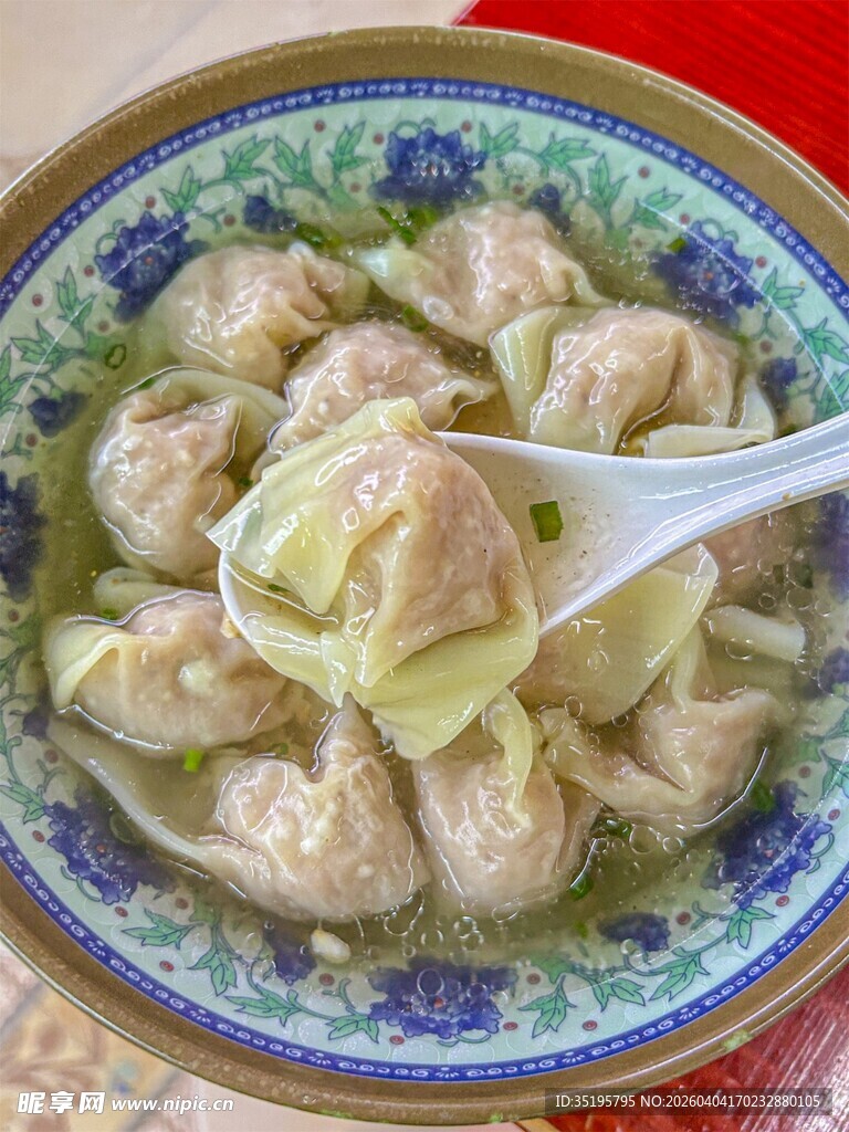 美味馄饨盛于精美瓷碗中