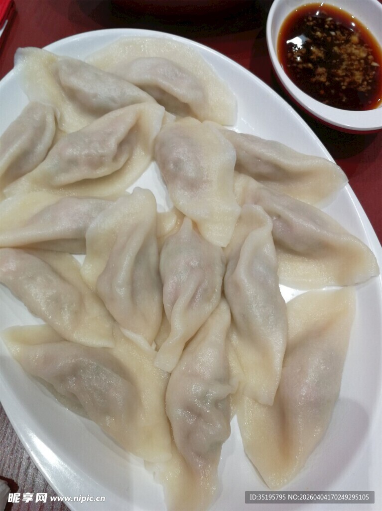 一盘美味饺子配蘸料