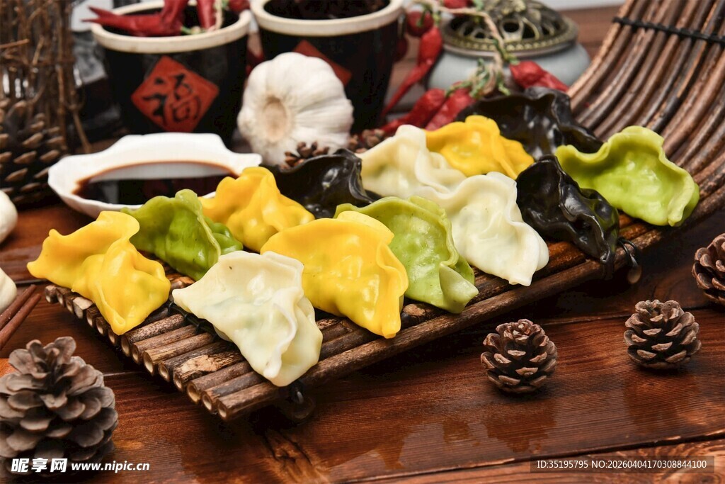 多彩饺子摆盘节日氛围浓