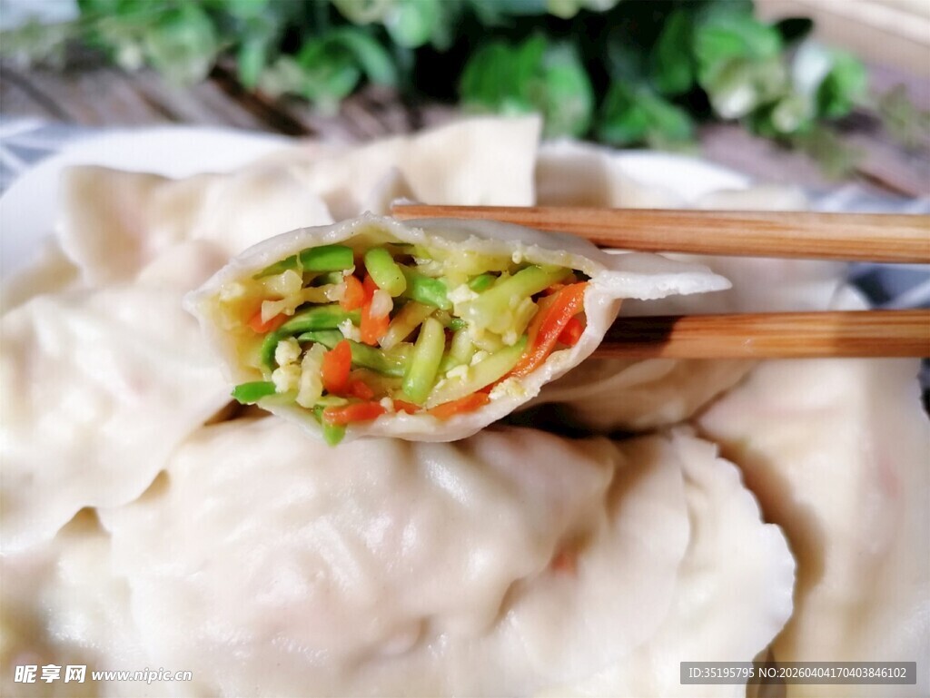 筷子夹起美味饺子