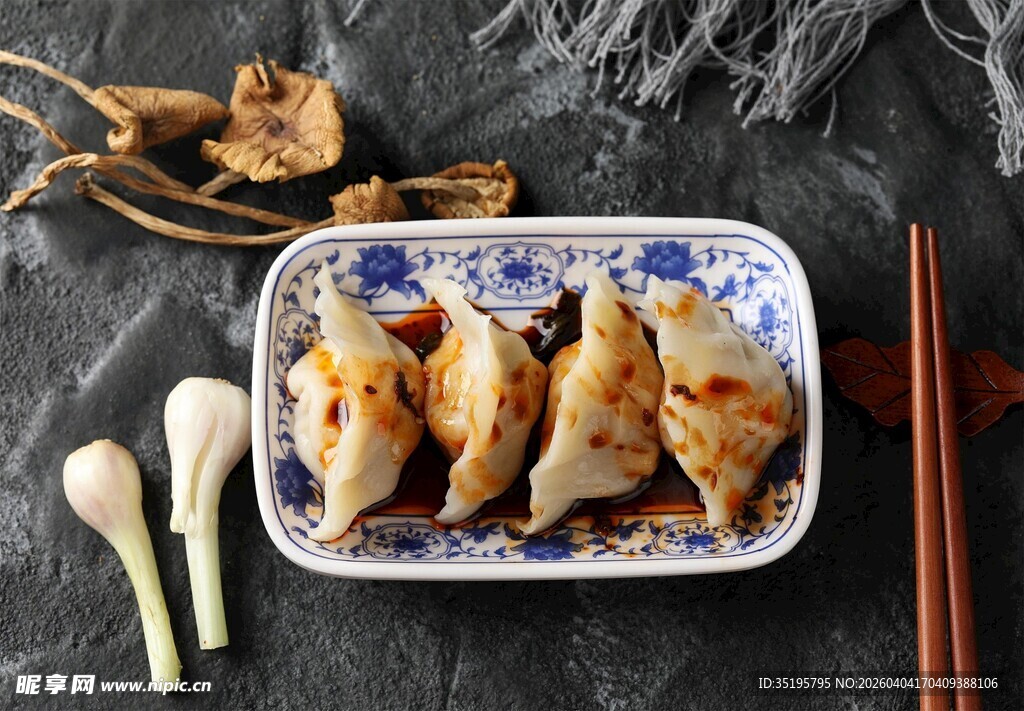 中式美味饺子与蘸料餐具