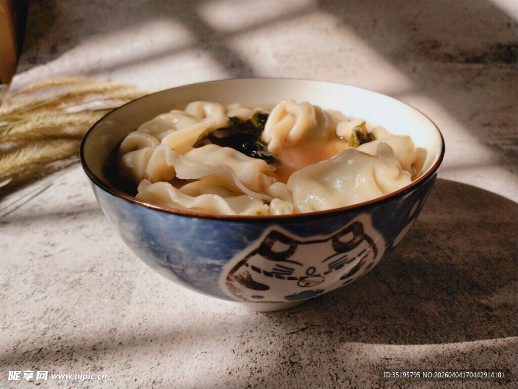 中式碗中盛着美味饺子