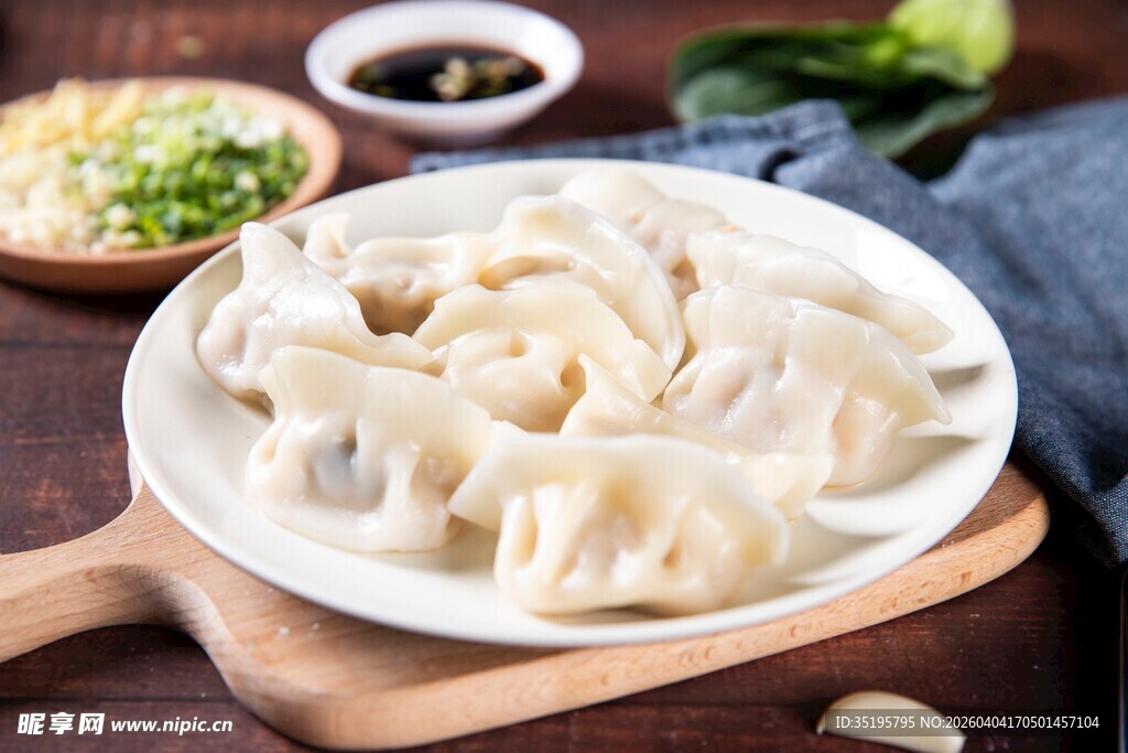 美味饺子摆放在木盘上