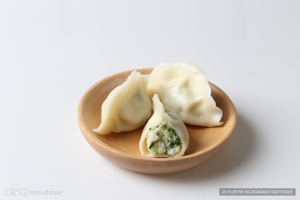 木盘上的美味饺子