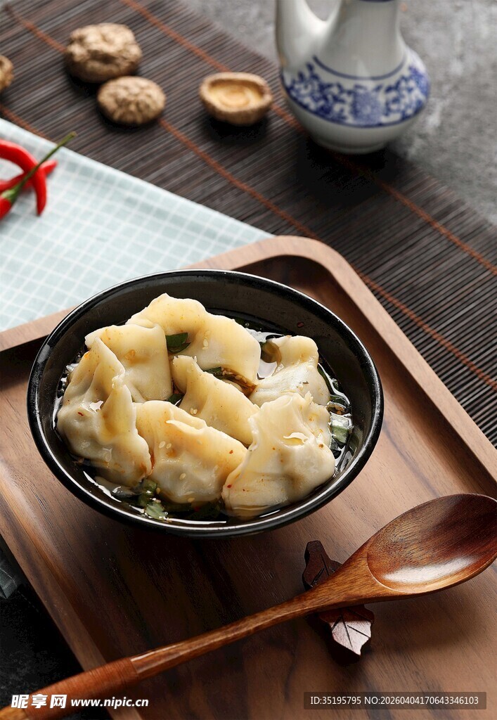 木盘上的美味手工饺子