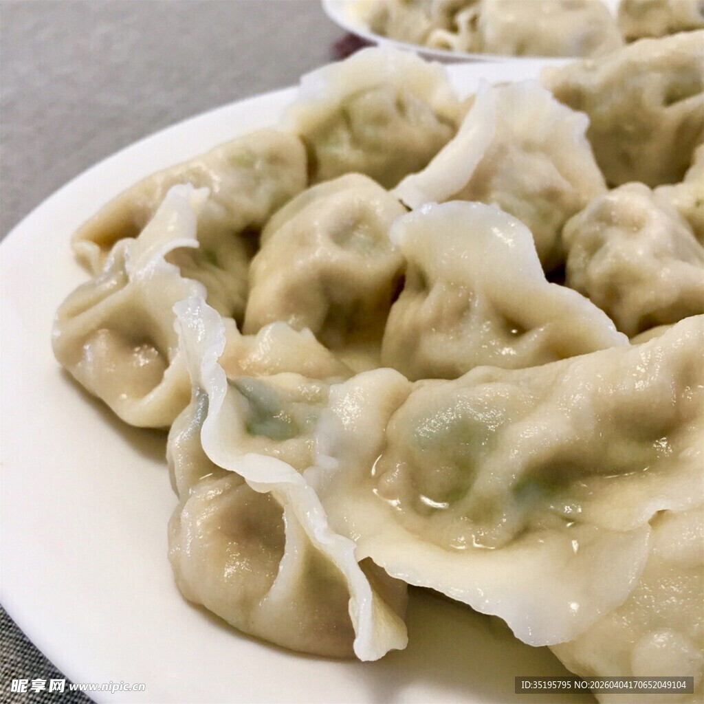 美味饺子摆放在白色盘中