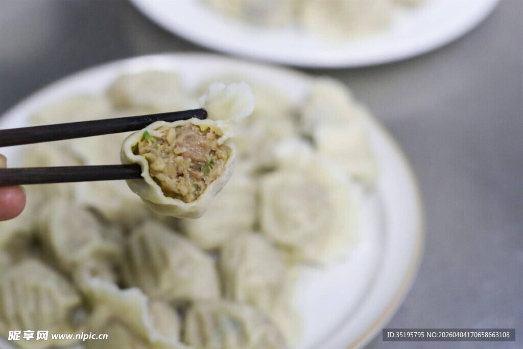 筷子夹起美味饺子瞬间