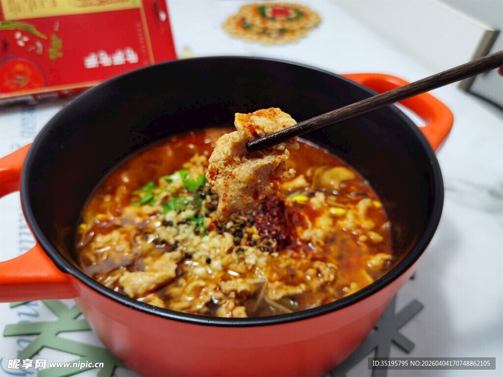 美味红汤鸡肉火锅