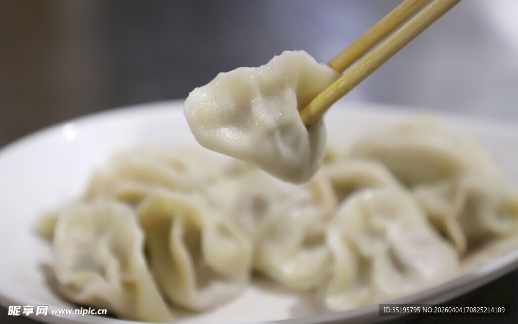 筷子夹起美味饺子