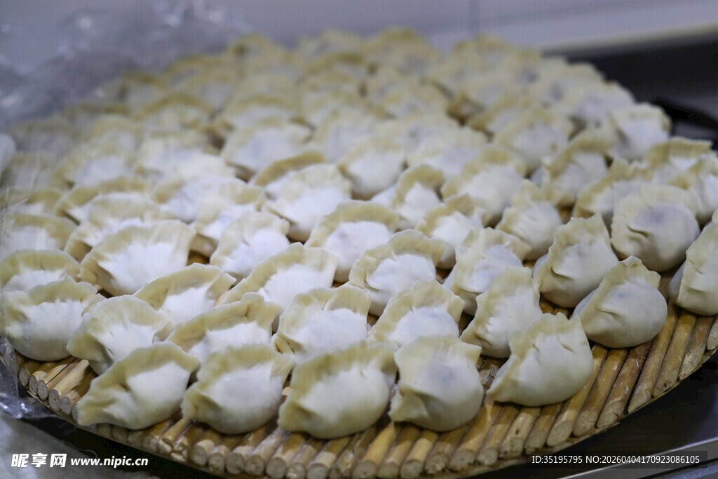 竹盘上摆放的新鲜饺子