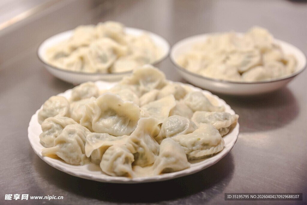 美味饺子摆放在盘中