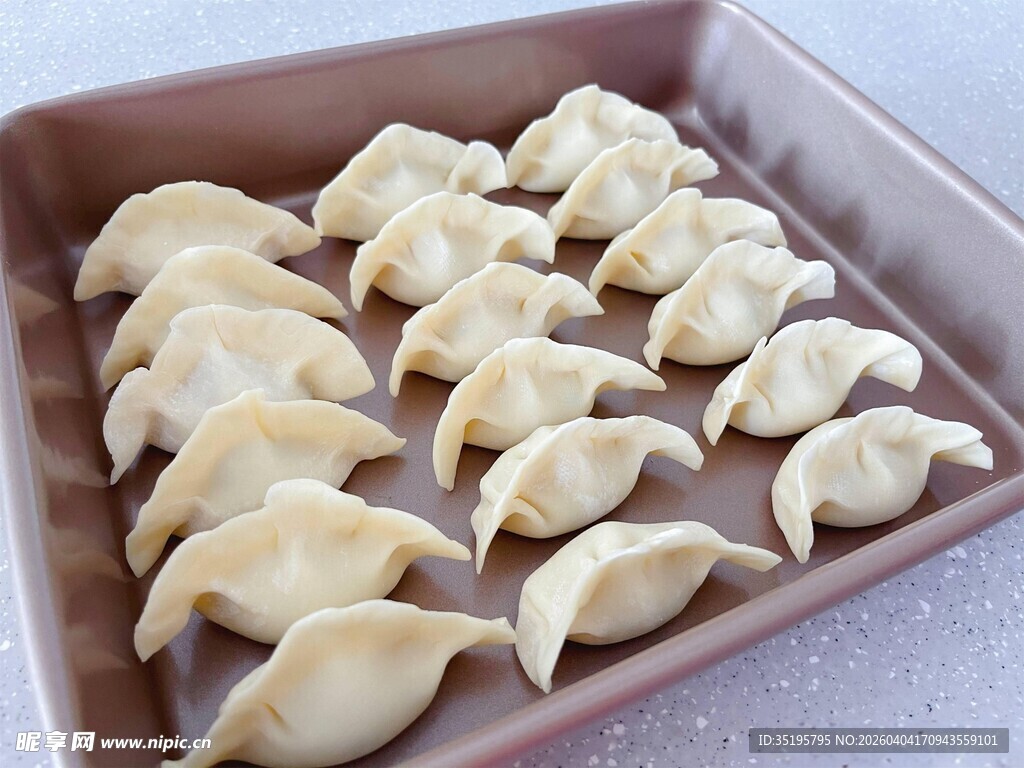 烤盘上摆放的美味饺子