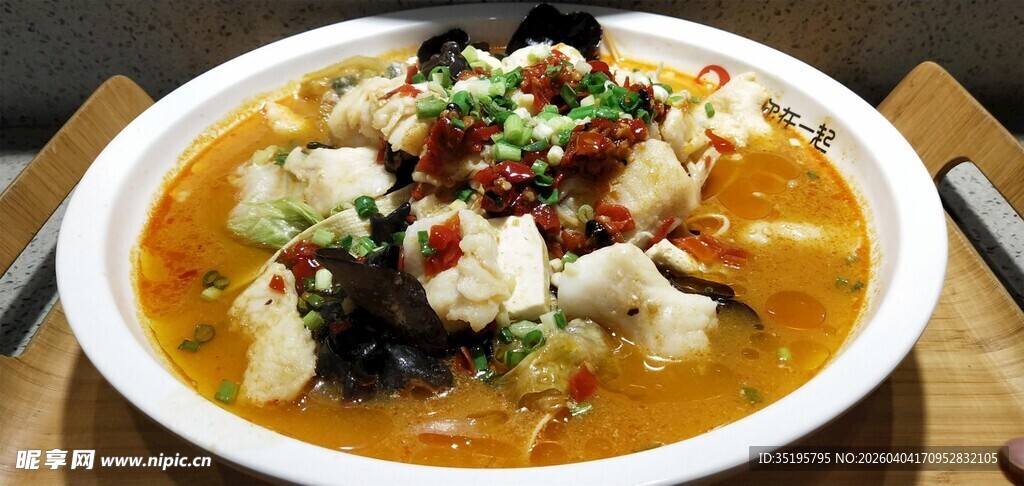 鲜香酸菜鱼诱人上桌